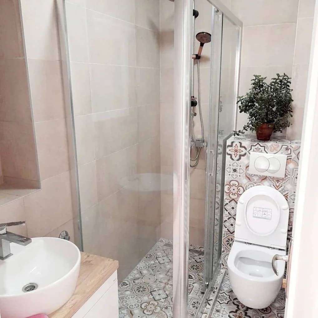 Salle de bain chevrons & bois